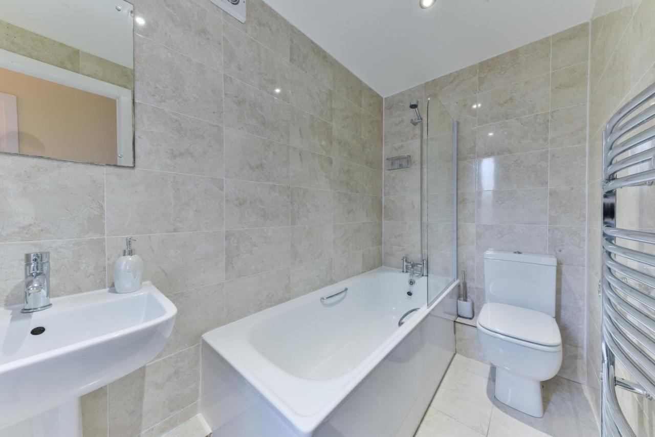 Villa Royal Living Properties à Hillingdon Extérieur photo