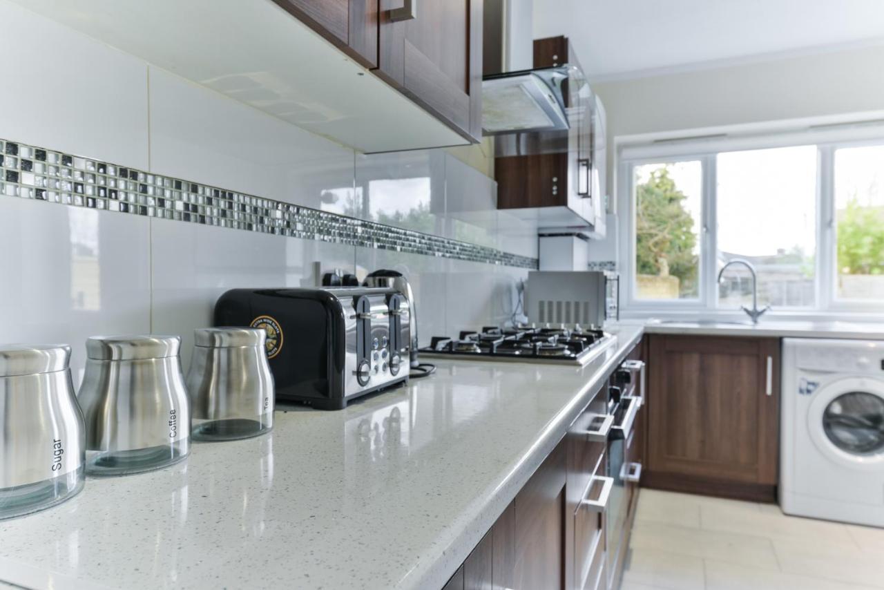 Villa Royal Living Properties à Hillingdon Extérieur photo